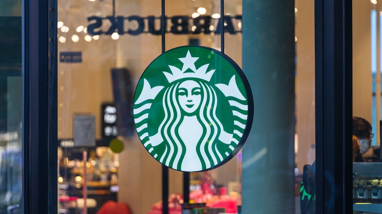 क्यों Starbucks स्टोर्स बंद कर रहा है
