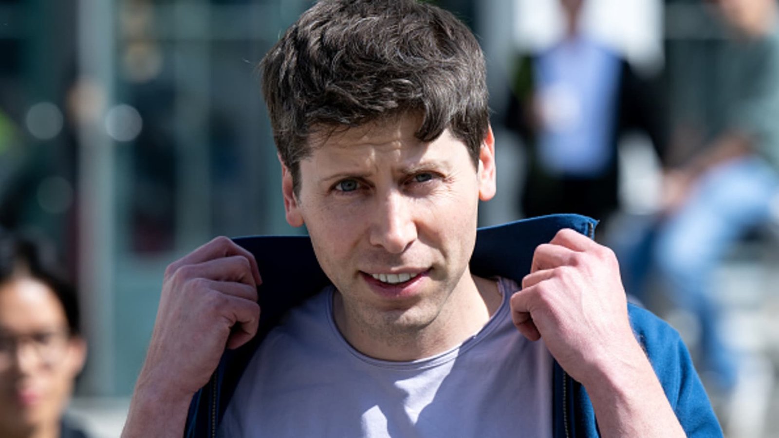 आखिर Sam Altman ने क्या कहा Gen Z के बारे में — जानिए क्यों वे कॉलेज ड्रॉपआउट्स की 'मानसिक जगह' की कद्र करते हैं OpenAI के CEO Sam Altman का ताज़ा बयान Gen Z युवाओं के बारे में काफी चर्चा में है। आखिर Sam Altman ने क्या कहा Gen Z के बारे में, जिससे पूरे टेक वर्ल्ड में हलचल मच गई है। DevDay कॉन्फ्रेंस में दिए गए अपने इंटरव्यू में Altman ने खुलासा किया कि वे मौजूदा 20 साल के कॉलेज ड्रॉपआउट्स से जलते हैं। Altman ने Rowan Cheung को दिए इंटरव्यू में कहा, "मैं मौजूदा पीढ़ी के 20 साल के ड्रॉपआउट्स से ईर्ष्या करता हूं, क्योंकि जितना कुछ आप बना सकते हैं, इस क्षेत्र में अवसरों की गुंजाइश इतनी व्यापक है"। यह बयान सिर्फ एक टिप्पणी नहीं बल्कि आज के युग की सच्चाई को दर्शाता है। सबसे दिलचस्प बात यह है कि Altman ने स्वीकार किया कि उनके पास पिछले कुछ सालों में "मानसिक जगह का कोई बड़ा हिस्सा" नहीं रहा है जो वे नए स्टार्टअप के बारे में सोचने में लगा सकें। उन्होंने कहा, "लेकिन मुझे पता है कि बनाने के लिए बहुत सारी कूल चीज़ें होंगी"। यह वही Sam Altman है जिन्होंने 2005 में Stanford University से computer science की पढ़ाई बीच में छोड़ दी थी। 19 साल की उम्र में उन्होंने Loopt नाम का location-sharing app बनाने के लिए कॉलेज छोड़ा था। Y Combinator के जरिए इस कंपनी को आगे बढ़ाने के बाद Altman Y Combinator के president बने और फिर OpenAI की स्थापना की। Gen Z को लेकर Altman का नज़रिया बेहद सकारात्मक है। उन्होंने अगस्त 2025 में 'Huge If True' podcast में कहा था कि अगर वे आज यूनिवर्सिटी से graduate हो रहे होते, तो खुद को "इतिहास का सबसे किस्मत वाला बच्चा" समझते। उनका मानना है कि AI के युग में युवाओं के पास अभूतपूर्व अवसर हैं। Altman के अनुसार, AI टूल्स की मदद से आज एक व्यक्ति वह काम कर सकता है जिसके लिए पहले पूरी टीमों की जरूरत होती थी। GPT-5 जैसे powerful tools की बदौलत कोई भी व्यक्ति अरबों डॉलर की कंपनी बना सकता है और amazing products develop कर सकता है। मगर AI से job losses की चिंताओं को लेकर Altman का कहना है कि यह हमेशा से होता आया है। उन्होंने साफ कहा, "यह हमेशा होता है, और युवा लोग इसमें adapt करने में सबसे अच्छे होते हैं। मैं 22 साल के लड़के की नहीं, बल्कि 62 साल के उस व्यक्ति की चिंता करता हूं जो retrain या reskill नहीं करना चाहता"। Silicon Valley में college dropouts का एक लंबा इतिहास है। Bill Gates, Larry Ellison, Steve Jobs, Jack Dorsey और Mark Zuckerberg जैसे दिग्गजों ने भी कॉलेज छोड़कर अपना रास्ता बनाया है। आज की स्थिति और भी अनुकूल है क्योंकि education की बढ़ती लागत और AI tools की accessibility ने startup बनाना पहले से आसान कर दिया है। अमेरिका में कुछ degrees की कीमत आधा मिलियन डॉलर तक पहुंच गई है, जबकि Replit और Cursor जैसे AI coding platforms की मदद से बिना technical expertise के भी apps बनाए जा सकते हैं। Venture capital firms भी इस trend को समझ रहे हैं। Andreessen Horowitz ने लिखा है कि "युवा founders के लिए playing field level हो गया है" और यह "ड्रॉपआउट्स के लिए एक दशक में सबसे अच्छा समय है"। Y Combinator के partner Jared Friedman के अनुसार, उनके latest batch में 30 प्रतिशत college students या fresh graduates थे, जो दो साल पहले सिर्फ 10 प्रतिशत था। यह आंकड़ा साफ दिखाता है कि युवा entrepreneurs की संख्या तेजी से बढ़ रही है। लेकिन Altman का यह भी मानना है कि startup success के लिए कोई universal formula नहीं है। उन्होंने कहा, "अगर आपने मुझसे ChatGPT शुरू करते समय पूछा होता कि हमारे enduring advantages क्या होंगे, तो मैं कहता कि मुझे बिल्कुल पता नहीं"। कई बार बेहतरीन features समय के साथ develop होते हैं, जैसे ChatGPT की memory function। Gen Z के लिए सबसे बड़ी सलाह यह है कि वे AI tools का इस्तेमाल करना सीखें। Altman ने Stratechery के Ben Thompson को बताया कि "AI tools में really good बनना" आज के समय की सबसे जरूरी tactical चीज़ है। उन्होंने इसकी तुलना उस समय से की जब उनके high school के दौरान coding सीखना जरूरी था। भारत के संदर्भ में भी Altman के विचार उत्साहजनक हैं। Nikhil Kamath के WTF Podcast में उन्होंने कहा कि "25 साल की उम्र में career शुरू करने के लिए यह सबसे exciting time है"। उनका मानना है कि भारत OpenAI का सबसे बड़ा market बन सकता है और यहां AI को लेकर जो उत्साह है, वह अद्भुत है। LinkedIn की recent survey के अनुसार, अमेरिका के सिर्फ 41 प्रतिशत junior professionals मानते हैं कि career success के लिए college degree जरूरी है। यह आंकड़ा दिखाता है कि traditional education का value कम होता जा रहा है। Meta के CEO Mark Zuckerberg ने भी कहा है कि "शायद हर किसी को कॉलेज जाने की जरूरत नहीं है" क्योंकि कई jobs के लिए degree की requirement नहीं है। Google के employee No. 84 और GV के CEO David Krane ने बताया कि उनके बेटे ने गर्मियों में AI में काम करके सोचा कि कहीं higher education 'scam' तो नहीं है। आखिर Sam Altman ने क्या कहा Gen Z के बारे में, इसका सार यही है कि आज के युवाओं के पास history में सबसे बेहतरीन अवसर हैं। मानसिक जगह और freedom के साथ वे ऐसी चीज़ें बना सकते हैं जो पहले सिर्फ बड़ी कंपनियों के बस की बात थी। AI का युग Gen Z के लिए सुनहरा मौका है, बशर्ते वे इसे सही तरीके से इस्तेमाल करें। अक्सर पूछे जाने वाले सवाल: सवाल: आखिर Sam Altman ने Gen Z college dropouts के बारे में क्या खास बात कही? जवाब: Sam Altman ने कहा कि वे मौजूदा 20 साल के college dropouts से जलते हैं क्योंकि उनके पास 'मानसिक जगह' और व्यापक opportunities हैं जो AI युग में startup बनाने के लिए perfect हैं। सवाल: Sam Altman क्यों मानते हैं कि Gen Z सबसे किस्मत वाली पीढ़ी है? जवाब: उनका मानना है कि AI tools जैसे GPT-5 की मदद से आज एक व्यक्ति वह काम कर सकता है जिसके लिए पहले पूरी teams की जरूरत होती थी, इससे billion-dollar companies बनाना आसान हो गया है। सवाल: Sam Altman के अनुसार कॉलेज ड्रॉपआउट्स की मानसिक जगह का क्या मतलब है? जवाब: Altman का मतलब है कि dropouts के पास वह mental space और freedom है जो नए ideas पर focus करने के लिए जरूरी है, जबकि established professionals के पास यह luxury नहीं है। सवाल: Gen Z को अपने करियर के लिए सबसे जरूरी क्या सीखना चाहिए? जवाब: Sam Altman के अनुसार AI tools में expertise हासिल करना आज का सबसे important tactical skill है, जैसे पहले coding सीखना जरूरी था। सवाल: आखिर Sam Altman ने AI job losses के बारे में क्या कहा? जवाब: उन्होंने कहा कि यह cyclical process है और 22 साल के युवाओं की बजाय 62 साल के लोगों की चिंता ज्यादा है जो reskill नहीं करना चाहते।